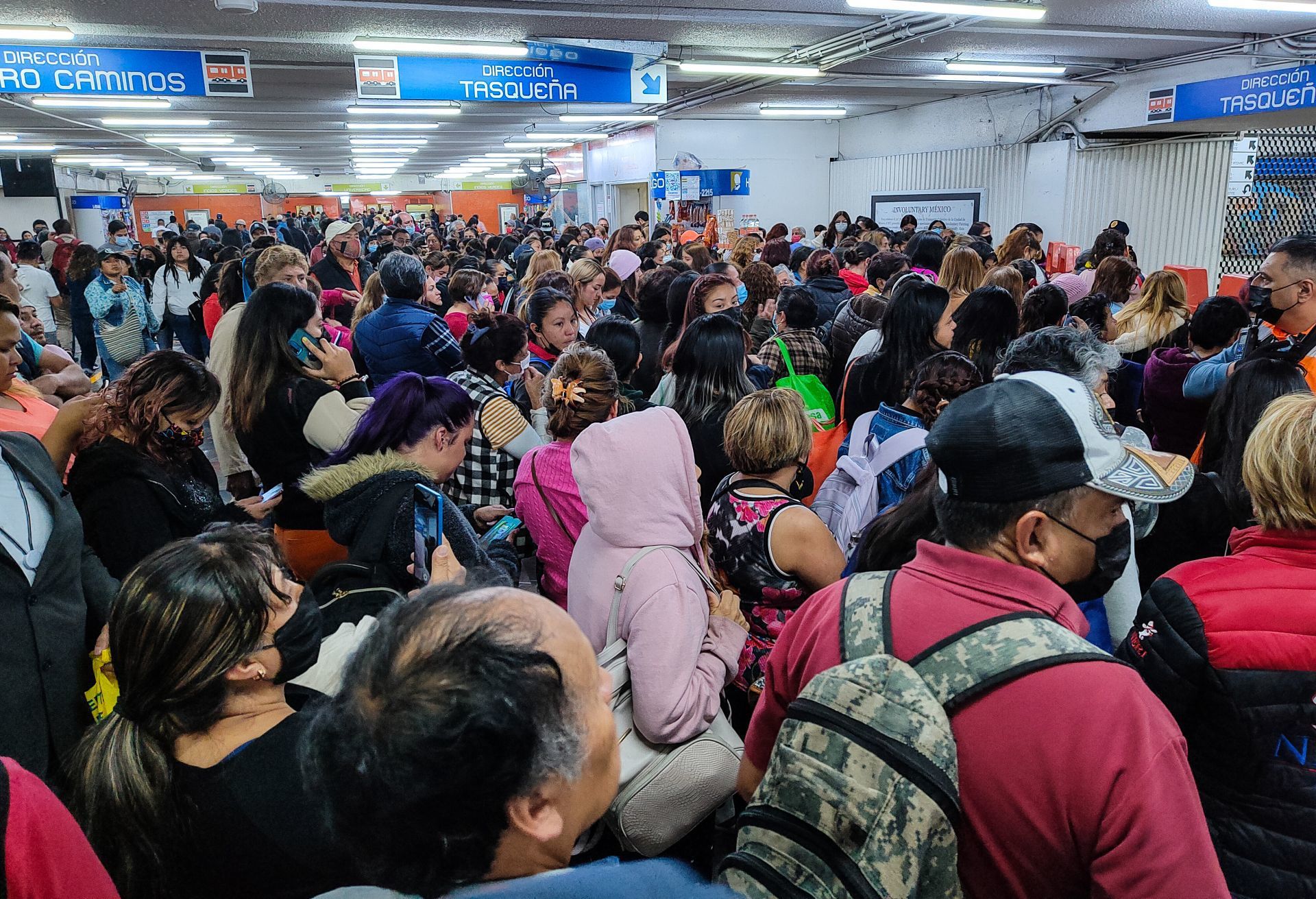 Riña en el Metro: Ambulantes y policías reparten golpes en estación Hidalgo L2