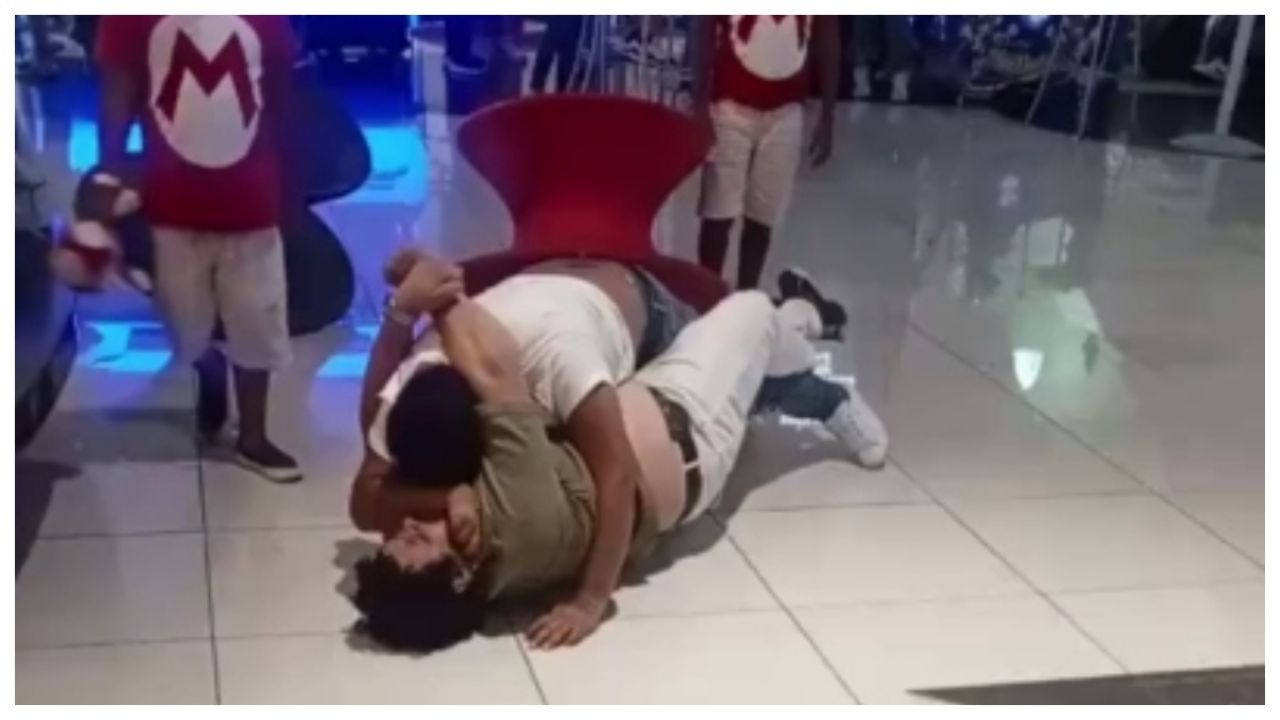 VIDEO | Padres se pelean por una silla pirinola en el cine y sus hijos los separan