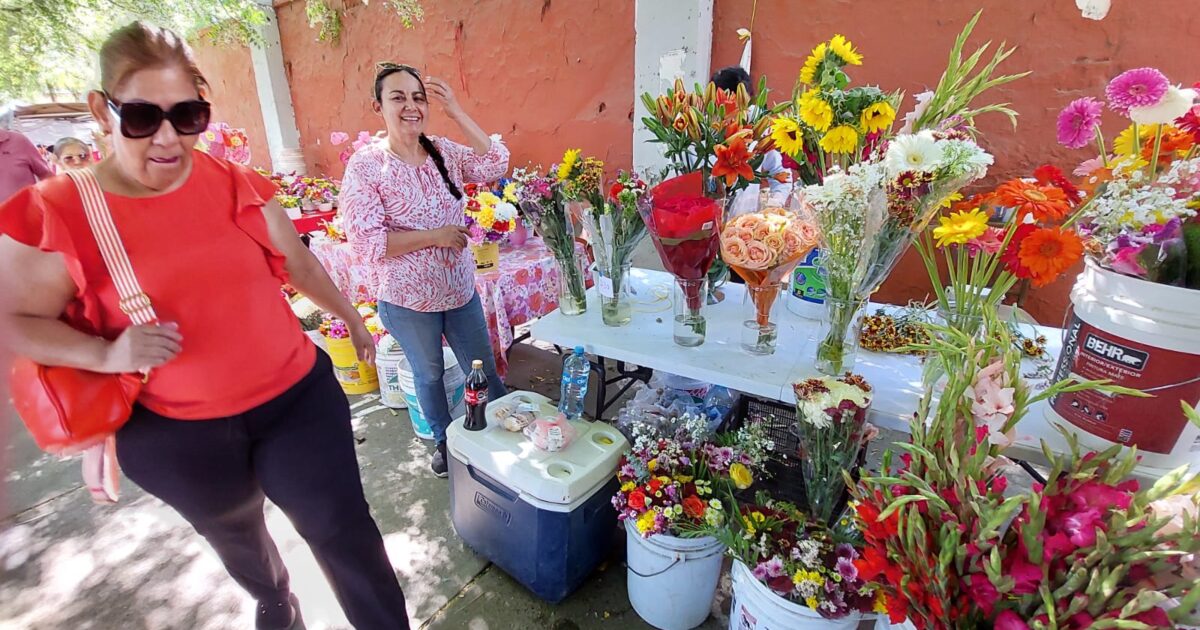 ¡La esperanza es vender todo! Floristas en panteón Civil mantienen buenas expectativas