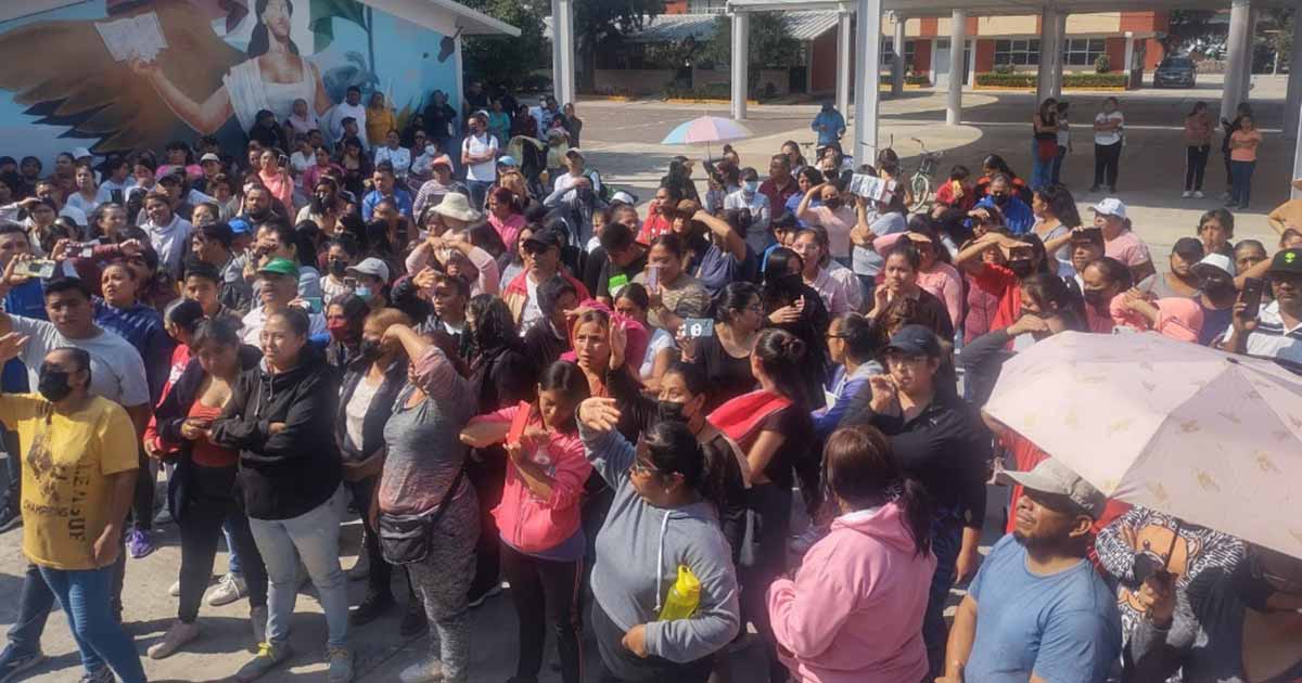 Papás exigen seguridad en secundaria de Edomex donde estudiante disparó