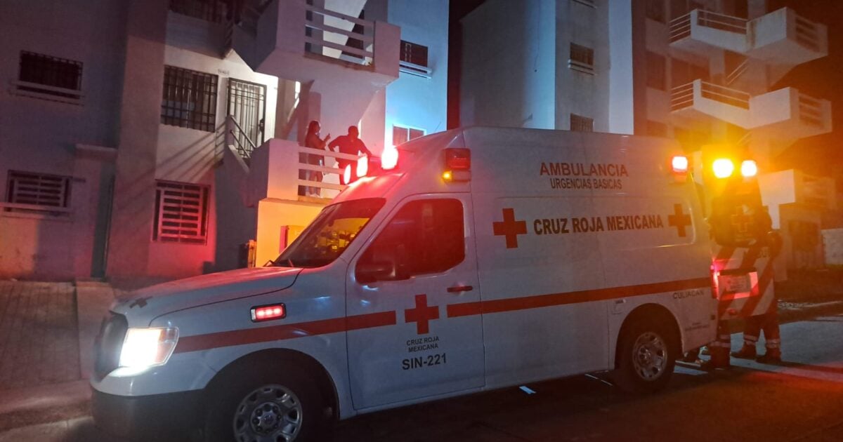Hombre cae desde el segundo piso de un departamento y sufre golpes en la cabeza, en Culiacán