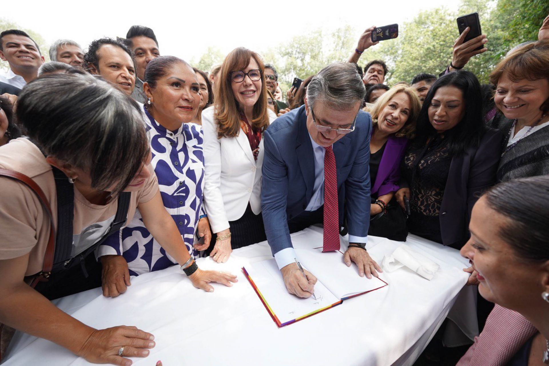 A propósito de Ebrard: ¿En qué se diferencía un partido, corriente y movimiento político?