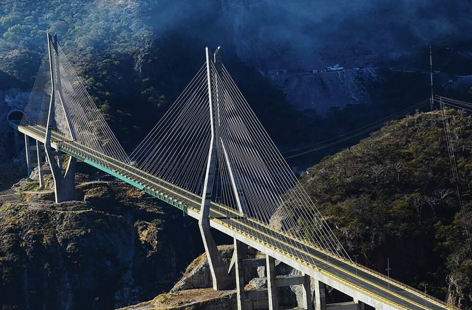 Muere conductor de tráiler tras caer a un barranco cerca del puente Baluarte en Durango