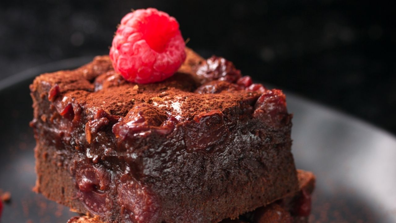 Brownie de pera: la receta perfecta para un postre sin horno
