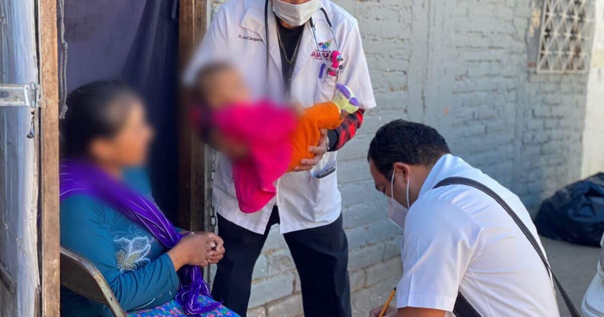 Niños y bebés enfermos cuidándose entre ellos, lo que encontraron en cuarterías de Guasave