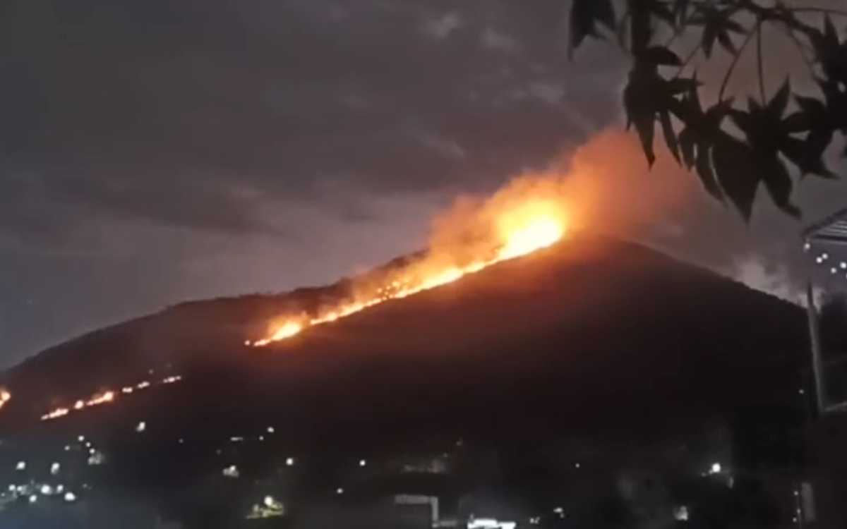 Combaten incendio en el polígono de Monte Albán