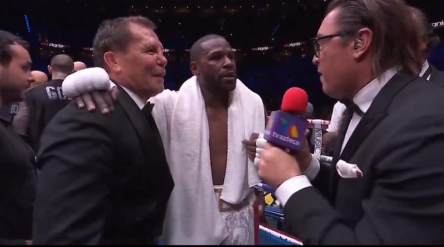 ¡Abrazo de leyenda! Julio César Chávez y Floyd Mayweather Jr. comparten ring en CDMX