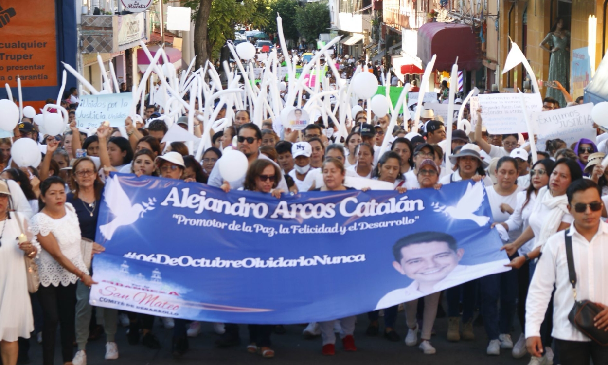 Miles marchan en Chilpancingo para exigir justicia por el asesinato de alcalde Arcos