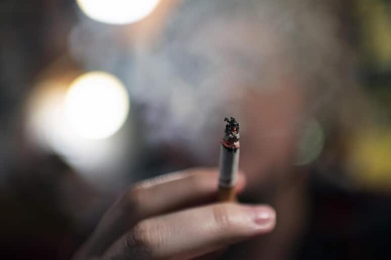 Nueva normativa en Milán: fumar en espacios públicos será ilegal desde 2025