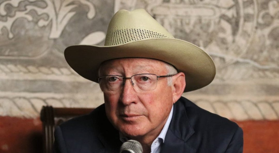 Se despide Ken Salazar y acude a misa en la cátedral de Cuernavaca