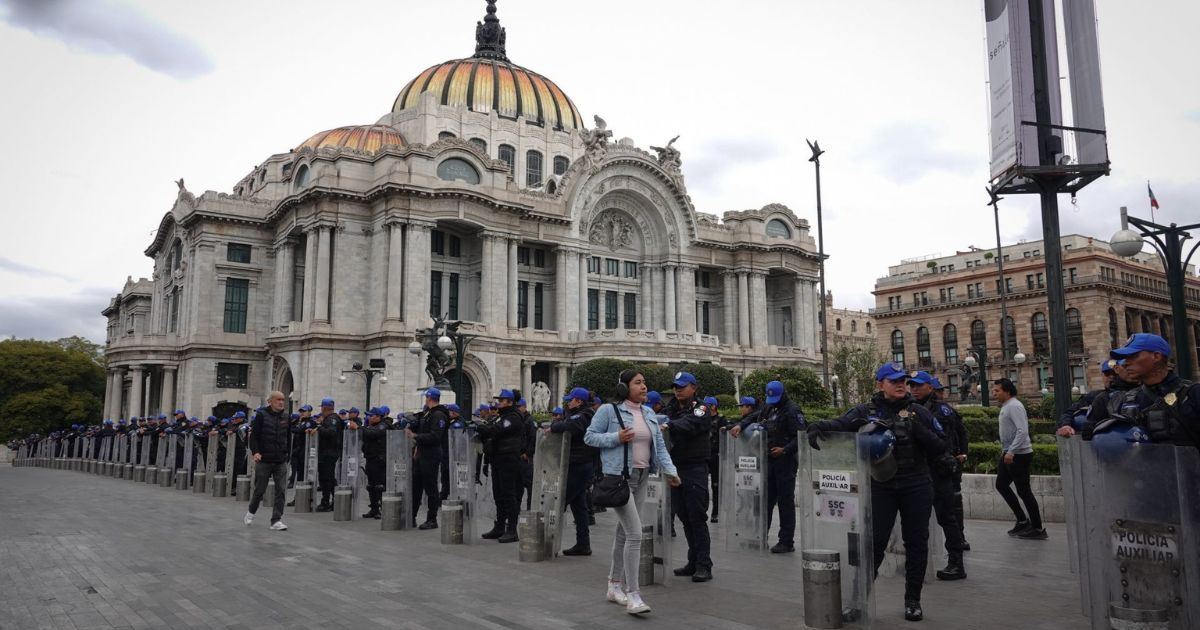 Paseantes celebran retiro de ambulantes en la Alameda Central de la CDMX