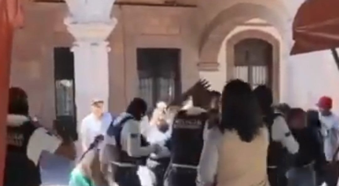 Artesanas se enfrentan con policías en pleno centro histórico de Querétaro