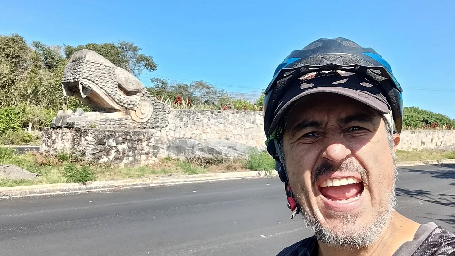 De Colombia a Alaska en Bicicleta: El Viaje de un ‘Paisa’ Para Promover la Lectura 