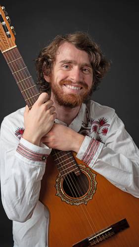 Andrés Volkov reunió a sus amigos para crear una ópera rock-mariachi