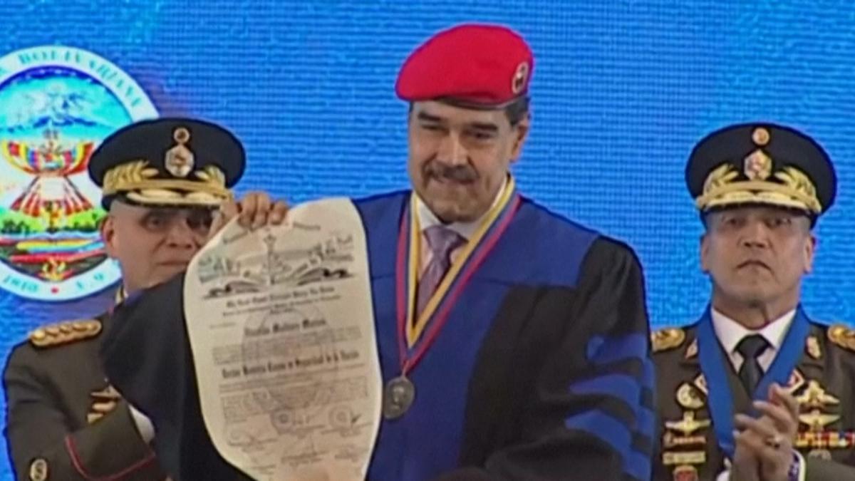 Maduro recibe doctorado militar en pleno despliegue de buques de guerra de EU