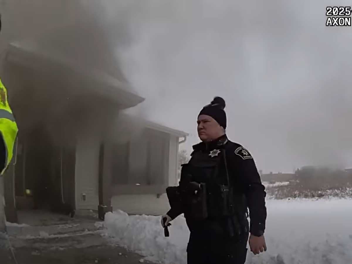 VIDEO: Policía salva a una niña de un incendio mortal en una casa