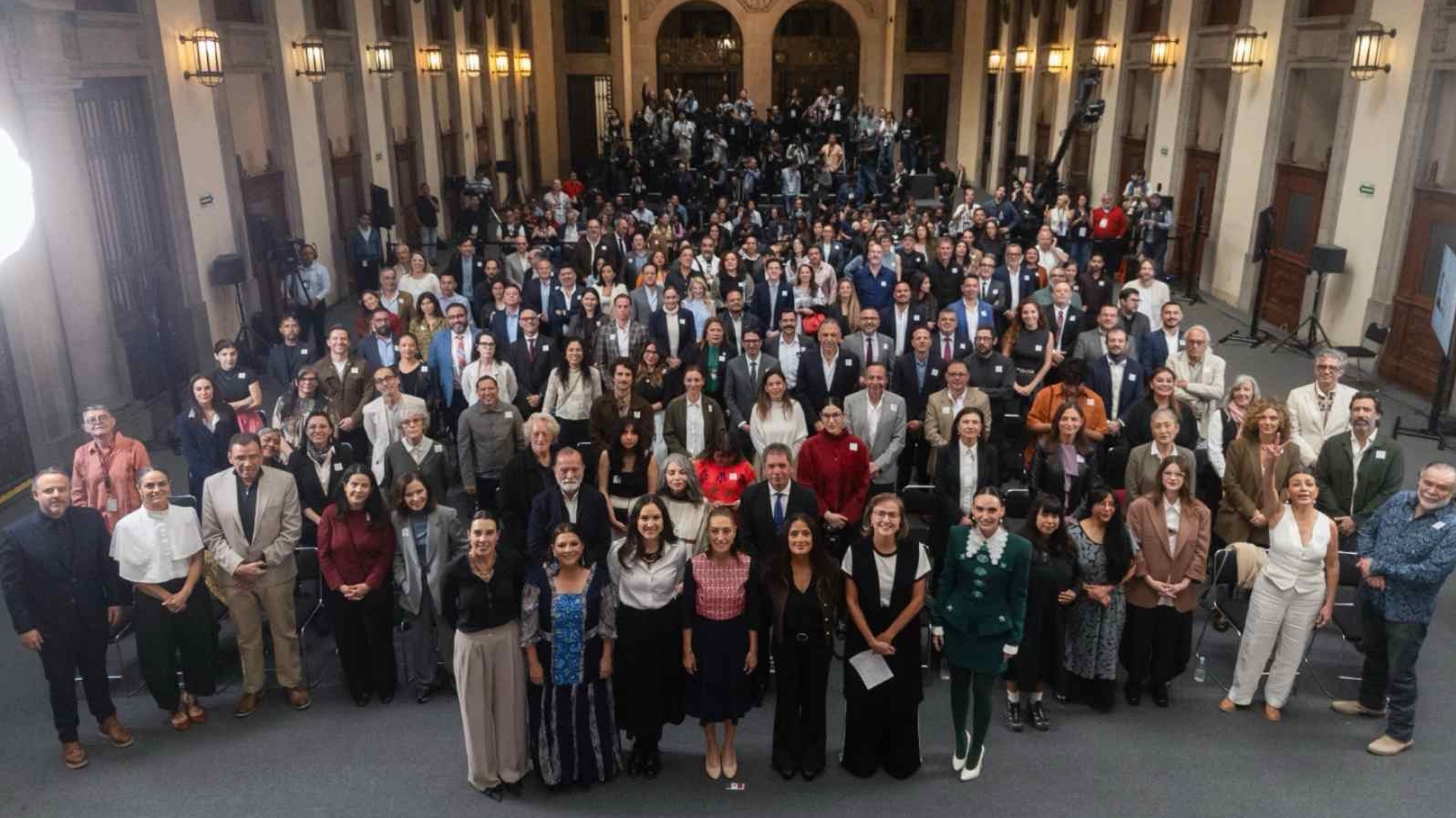 Salma Hayek y Claudia Sheinbaum Anuncian Nuevos Incentivos para el Cine y Series en México
